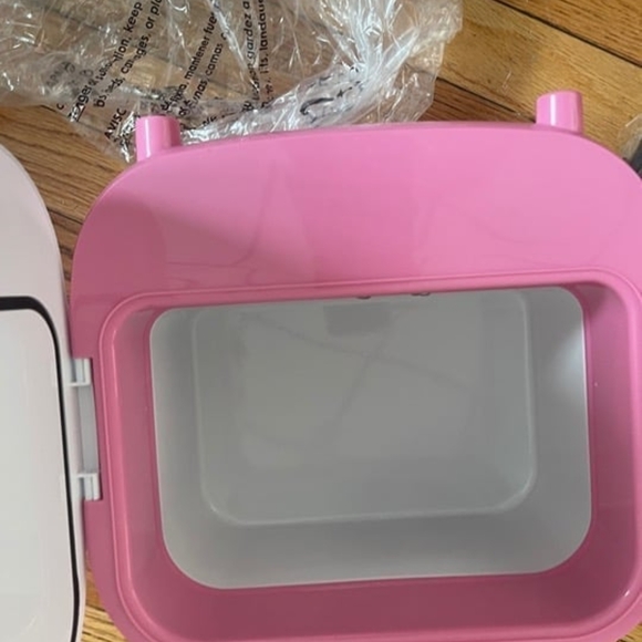 Hello Kitty Pink Mini Fridge - Picture 6 of 8